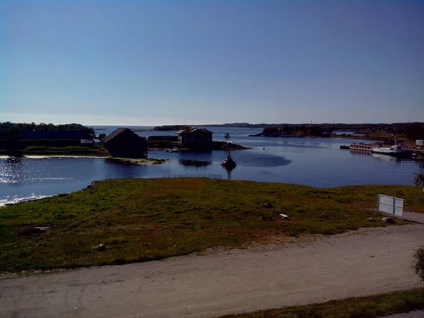 夏の晴れた日、ソロヴェツキー諸島、ロシアのボリショイ ソロヴェツキー島北部の海岸の白い海. — ストック写真