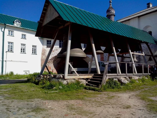 Kust van de Witte Zee in het noorden van Bolsjoj Solovetski eiland in zonnige zomerdag, Solovetski archipel, Rusland. — Stockfoto