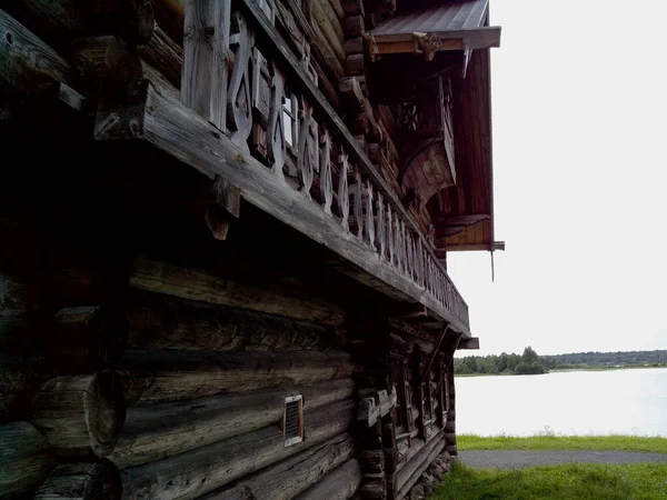 Weergave van Kizji eiland, de historische site van kerken en klokkentoren, een grote historische houten blokhuis op de drassige banken van eiland. — Stockfoto