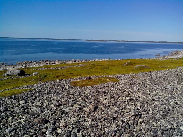 Steinkammern in der andrew-Wüste auf der Bolschoi-Sajatski-Insel. solovetsky Archipel, Weißes Meer, Russland. — Stockfoto