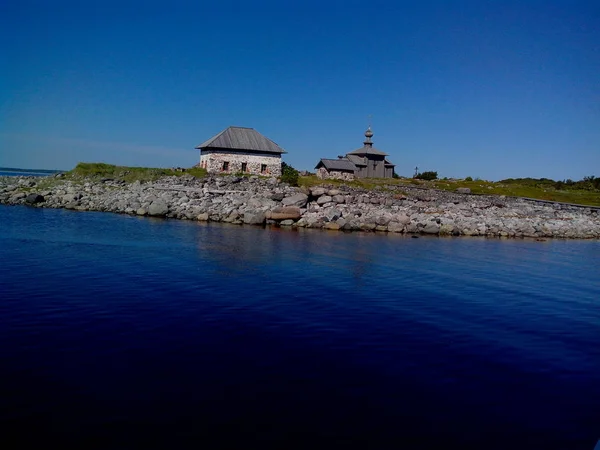 Sten Chambers i St. Andrew s öknen på Bolshoy Zayatsky ön. Solovetskij skärgård, vita havet, Ryssland. — Stockfoto