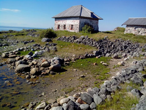 Camere di pietra nel deserto di Sant'Andrea sull'isola Bolshoy Zayatsky. Arcipelago di Solovetsky, Mar Bianco, Russia . — Foto Stock