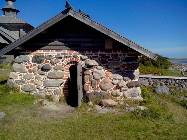 Sten Chambers i St. Andrew s öknen på Bolshoy Zayatsky ön. Solovetskij skärgård, vita havet, Ryssland. — Stockfoto