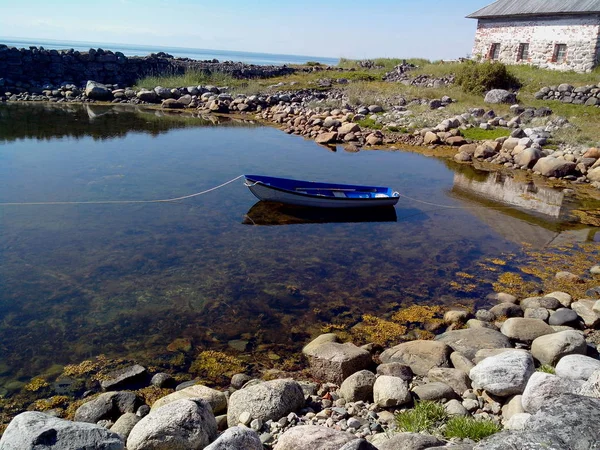 Sten Chambers i St. Andrew s öknen på Bolshoy Zayatsky ön. Solovetskij skärgård, vita havet, Ryssland. — Stockfoto