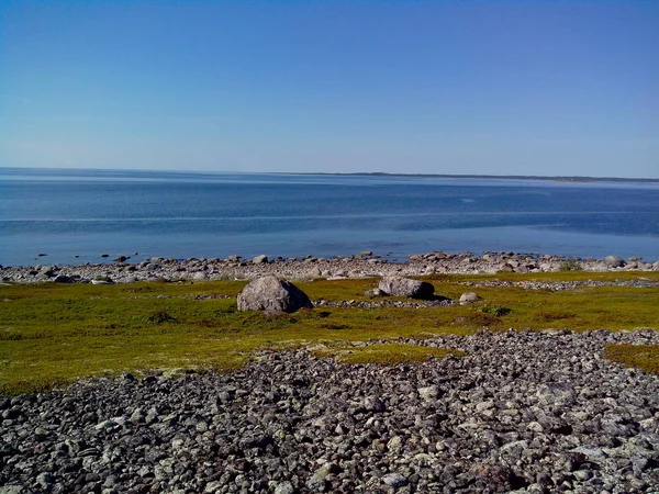 Steinkammern in der andrew-Wüste auf der Bolschoi-Sajatski-Insel. solovetsky Archipel, Weißes Meer, Russland. — Stockfoto