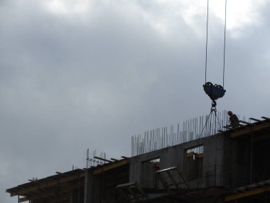 Çatı inşaatçılar inşaat alanında çalışmalarını izlerken tanınmayan inşaat mühendisi bir yüz, hava fotoğrafı. Kopya alanı ile bina kavramı.