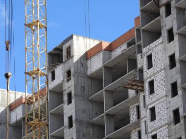 Çatı inşaatçılar inşaat alanında çalışmalarını izlerken tanınmayan inşaat mühendisi bir yüz, hava fotoğrafı. Kopya alanı ile bina kavramı.