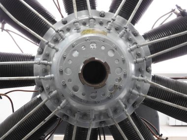 Dahili bileşenler ve uçak motoru parçaları.