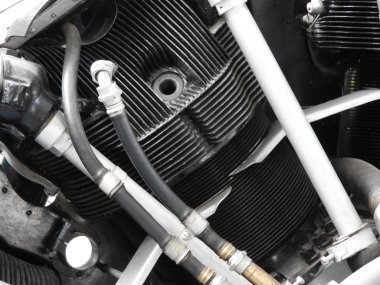 Dahili bileşenler ve uçak motoru parçaları.