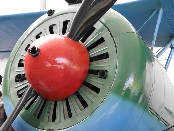 Fechar - acima de motor antigo e avião de hélice . — Fotografia de Stock