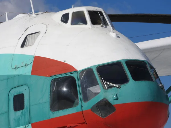 Close-up de um grande helicóptero militar, peças e elementos do corpo . — Fotografia de Stock