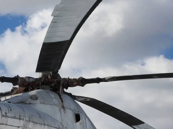 Közeli kép: egy nagy katonai helikopter, alkatrészek és elemek a test. — Stock Fotó