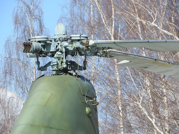 Close-up van een grote militaire helikopter, onderdelen en elementen van het lichaam. — Stockfoto