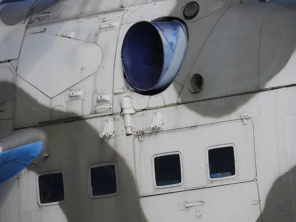 Close-up van een grote militaire helikopter, onderdelen en elementen van het lichaam. — Stockfoto