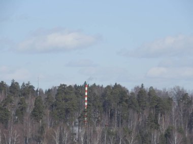 Mavi arka planda kırmızı ve beyaz eski tuğla endüstriyel boru. Endüstri konseptinin eski imajı. Ekoloji, endüstriyel yenilenme, küreselleşme.