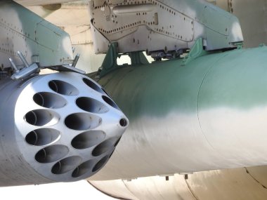 Askıya alınan silahlar uçak. Kanatları altına alan bir askeri uçak. Görünür silah. Uçak savaş için hazırdır. Kalkışa hazırlanıyor. Muharebe hava aracı.