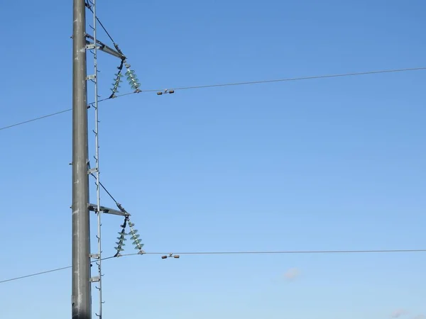 Strommasten, Strommasten, gegen den blauen Himmel. Energieturm. — Stockfoto