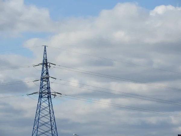 Strommasten, Strommasten, gegen den blauen Himmel. Energieturm. — Stockfoto