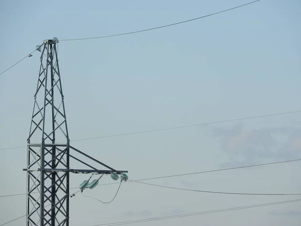 El pylon, elektrisk transmission tower, mot den blå himlen. Energi tower. — Stockfoto