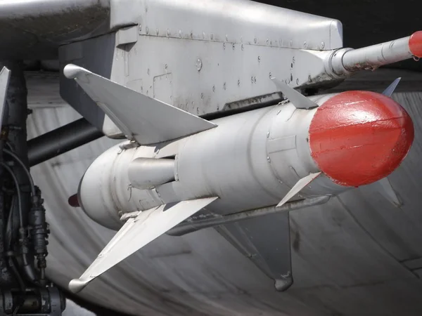 Armamento suspendido de la aeronave. El espacio bajo el ala de un avión militar. Armas visibles. El avión está listo para el combate. Preparándose para el despegue. Vehículo aéreo de combate . — Foto de Stock