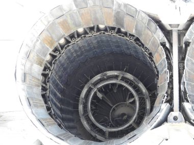 Eski uçak motor parçaları. Bağlanan tüpler, püskürtme, silindir, yanma odası bir yalıtım fındık.