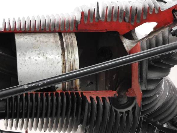 Partes del viejo motor de avión. Tuercas que conectan tubos, boquillas, cilindros, aislamiento de la cámara de combustión . — Foto de Stock