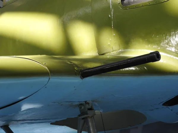 Velho avião próximo, pele, peças e componentes do motor . — Fotografia de Stock