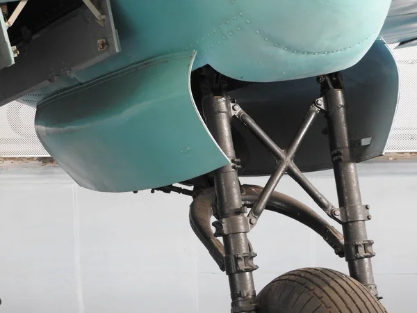 Старый самолет рядом, кожа, детали и компоненты двигателя . — стоковое фото