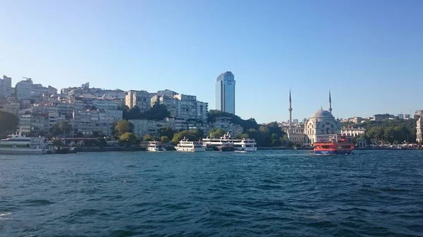 Vista panorâmica de Istambul. Panorama paisagem urbana de destino turístico famoso canal estreito de Bósforo. Paisagem de viagem Bosporus, Turquia, Europa e Ásia — Fotografia de Stock