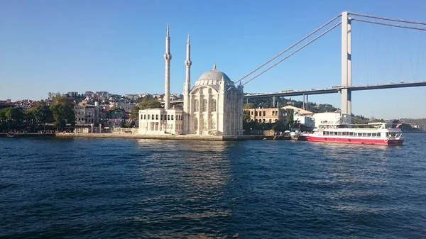 Ortakoy mosque and Bosphorus bridge, Istanbul, Turkey. — Stock Photo, Image