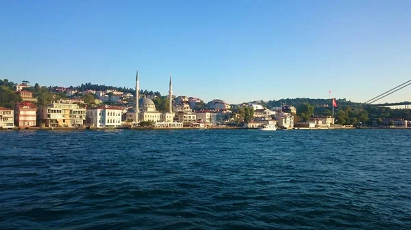 Vista panorâmica de Istambul. Panorama paisagem urbana de destino turístico famoso canal estreito de Bósforo. Paisagem de viagem Bosporus, Turquia, Europa e Ásia — Fotografia de Stock