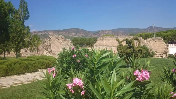 Ruínas e ruínas da antiga cidade de Hierápolis, perto de Pamukkale, Turquia . — Fotografia de Stock