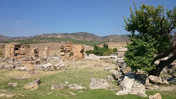 Ruínas e ruínas da antiga cidade de Hierápolis, perto de Pamukkale, Turquia . — Fotografia de Stock