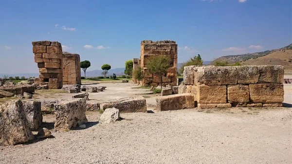 Руины и руины древнего города, Иераполис недалеко от Памуккале, Турция . — стоковое фото