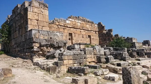 Ruinas y ruinas de la antigua ciudad, Hierápolis cerca de Pamukkale, Turquía . — Foto de Stock