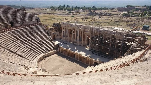 Panorama da antiga cidade greco-romana. O velho anfiteatro de Hierápolis em Pamukkale, Turquia. Destruiu a cidade antiga na Europa. Destino turístico popular na Turquia . — Fotografia de Stock