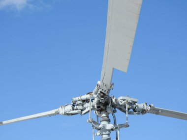 Askeri helikopter, pervaneleri, tesisat ve birimleri için av, yakın çekim.