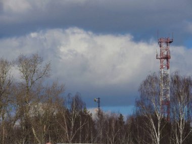 Mavi arka planda kırmızı ve beyaz eski tuğla endüstriyel boru. Endüstri konseptinin eski imajı. Ekoloji, endüstriyel yenilenme, küreselleşme.