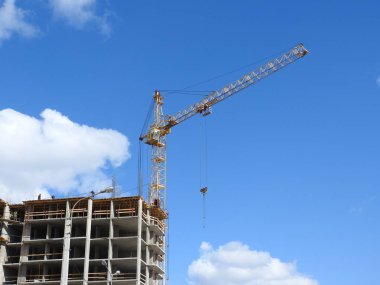 Kule Vinçler ve yerlerine yeni bir ev inşası.