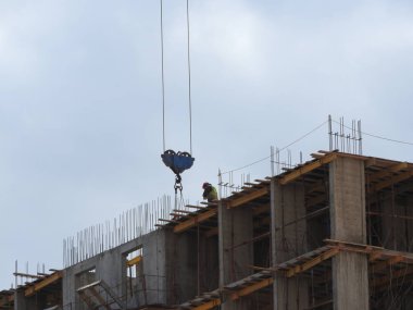 Kule Vinçler ve yerlerine yeni bir ev inşası.