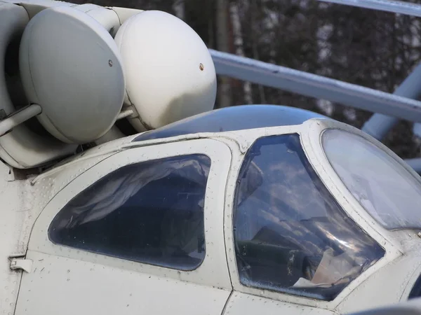 Helicóptero militar, hélices, instalaciones y unidades de tiro, primer plano . — Foto de Stock