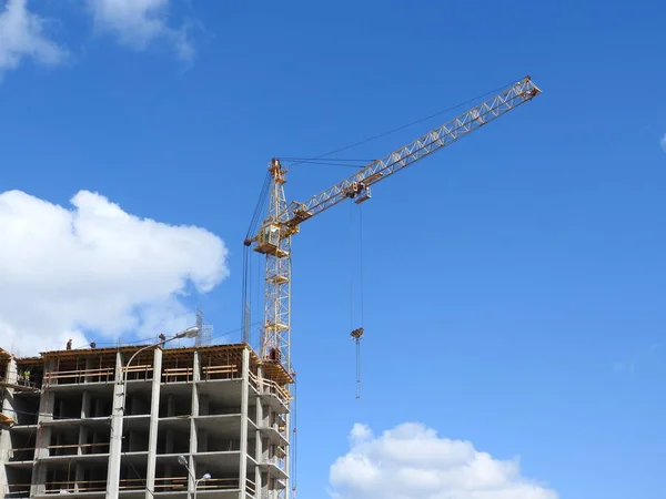 Tower cranes and their parts, construction of a new house. — Stock Photo, Image