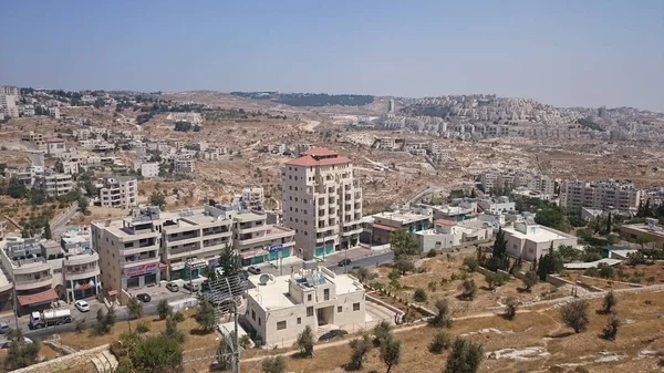 Panorama moderno de Jerusalén. Arquitectura de los edificios de apartamentos y oficinas en la santa ciudad Jerusalén — Foto de Stock