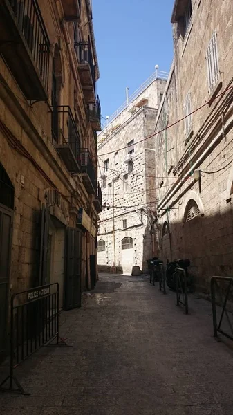 Israel, Jerusalén, calles de piedra en un día despejado . — Foto de Stock