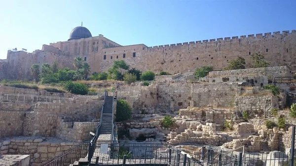 Le mura della città eterna di Gerusalemme, vista dall'esterno, giorno limpido, cielo blu — Foto Stock