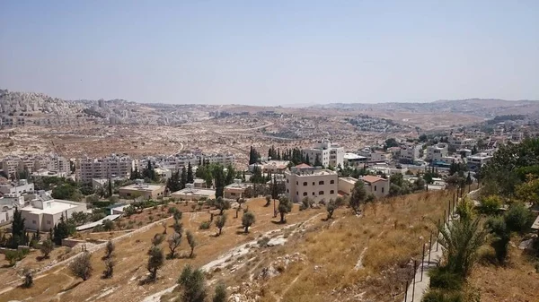 Panorama moderno de Jerusalém. Arquitetura de apartamentos e edifícios de escritórios na cidade santa Jerusalém — Fotografia de Stock