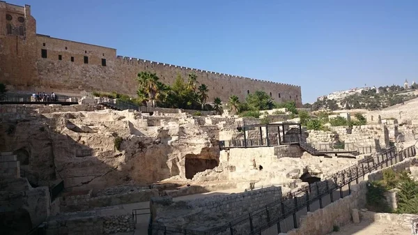 Las paredes de la ciudad eterna de Jerusalén, vista exterior, día claro, cielo azul — Foto de Stock