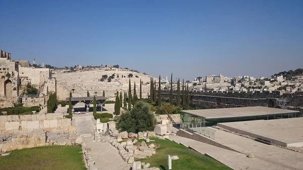 Las paredes de la ciudad eterna de Jerusalén, vista exterior, día claro, cielo azul — Foto de Stock