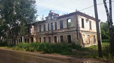 Terkedilmiş tuğla ve pishchita, Ostashkov, Tver bölgesi, Rusya bulunan ahşap evleri.