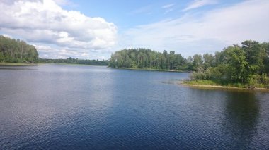 Mavi gökyüzü ve yaz aylarında Mavi Göl. Beyaz bulutlar suda yansıtılır. Ünlü Gölü Seliger. Rusya.